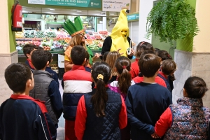 La actividad &#039;La Recova Mágica&#039; muestra su tradición y sus valores a una veintena de estudiantes