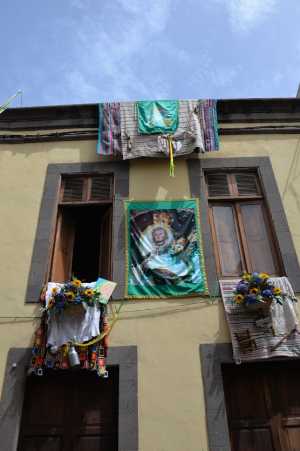 Decoración de balcones y fachadas por la Fiesta de Las Marías