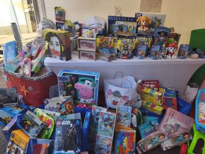 Servicios Sociales recoge decenas de juguetes y regalos para adolescentes y mayores gracias a la solidaridad ciudadana