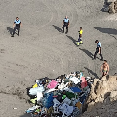 La Policía Local desaloja la Playa de Montaña La Arena y detiene a un joven que estaba en busca y captura