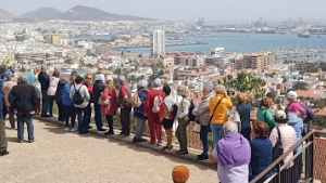 Los mayores de Guía disfrutaron de una salida cultural para conocer la capital grancanaria ‘a vista de pájaro’