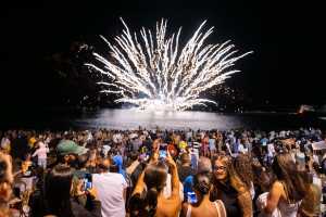 Sardina vivió una mágica Noche de San Juan Marinero con música y fuegos artificiales