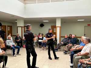 La Policía Nacional imparte una charla sobre seguridad y prevención de posibles estafas a los usuarios del Centro de Mayores de Telde