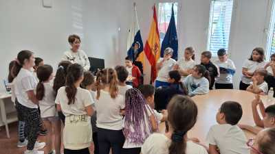 Onalia Bueno recibe en las dependencias municipales a escolares del CEIP Playa de Arguineguín