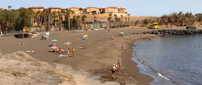 Aguas procede al cierre de la ducha de la playa de Hoya del Pozo ante su elevado consumo