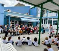 Escolares del CPEIPS Jesús Sacramentado realizan una entrañable visita a la Residencia Genoveva Pérez