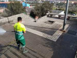 Limpieza lleva a cabo una jornada intensiva en el entorno de la calle Fernando Sagaseta en Jinámar