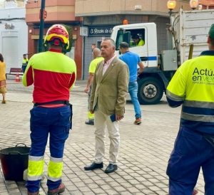 El Ayuntamiento realiza el mantenimiento de la arboleda del barrio de Los Llanos