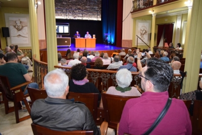 Domingo Oliva presenta el libro &#039;Amagro: Historia y Naturaleza&#039; ante una gran expectación en el Teatro Consistorial