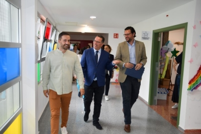 Poli Suárez inicia su ruta de visitas por los centros educativos de Canarias en las Escuelas Infantiles de Telde