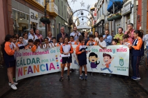 Alumnos del CEIP Antonio Padrón leen frente a las oficinas municipales un manifiesto de protección frente a la violencia contra los menores