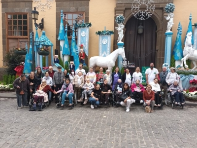 Usuarios de la Residencia Genoveva Pérez visitan el Belén Municipal y la Semana de las Flores