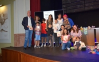 Los participantes en el taller infantil de lectura protagonizan la presentación del libro ‘Sonríe, todo es posible’