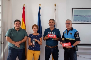 Mogán entrega 100 salvavidas portátiles a las cofradías del municipio