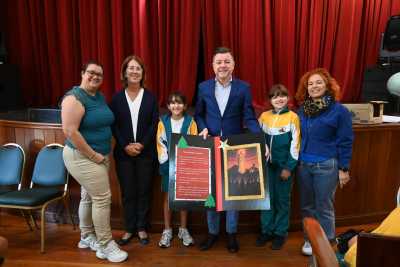 Estudiantes del CEIP Alcalde Diego Trujillo entregan su tarjeta navideña al alcalde Teodoro Sosa Monzón