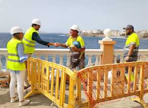 El vicealcalde y la edil de Playas supervisan las obras de rehabilitación del pavimento en el paseo costero de Clavellinas