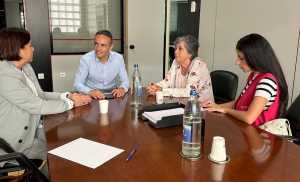 Carlos Díaz mantiene un encuentro de trabajo con representantes de asociaciones de cáncer de mama