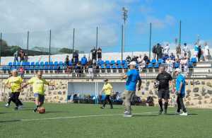 Canarias celebra el primer derbi de fútbol caminando de los Centros de Día de Mayores de AlGolpito