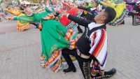 Ingenio sale a la calle para bailar al ritmo musical de Senegal, Francia, México, Mallorca y Canarias