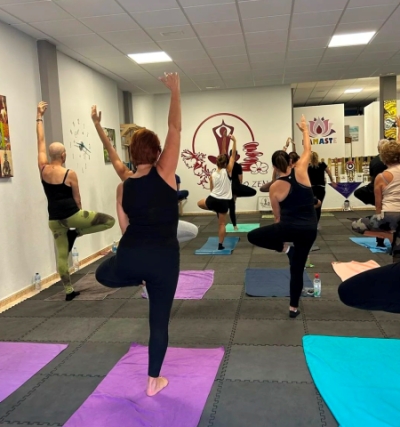 La plaza de San Gregorio acoge una clase de yoga al aire libre para reivindicar el “empoderamiento femenino” por el 25N