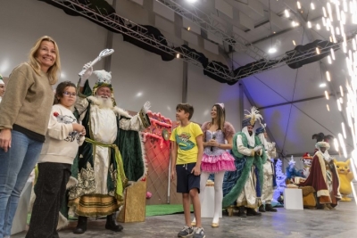 Sus Majestades los Reyes Magos reparten sonrisas e ilusión en Mogán