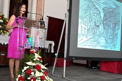 La ermita se llenó de público para arropar a la concejala de cultura, Sibisse Sosa Guerra, durante la charla ‘San Roque en mi memoria’