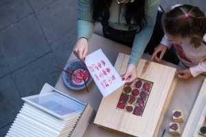 La Casa de Colón acerca el arte gráfico a estudiantes de Primaria con la exposición ‘El original multiplicado’ y el taller ‘Tinta, sello y papel’