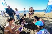 La concejala de Cultura y el rector de la Universidad comparten instantes con los participantes en la limpieza de plásticos de Las Canteras