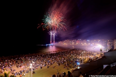 Con conciertos en los dos extremos del paseo, Las Canteras brilla en la noche de San Juan