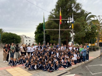 Gáldar celebra el 45 aniversario de la Constitución con la tradicional izada de banderas en Barrial