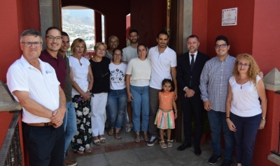 La Casa de la Juventud descubre una placa de reconocimiento a la Asociación Educativa y Social Tagoror Ajei