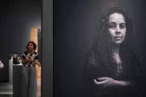 La artista M. Nieves Cáceres protagoniza la performance ‘Flor de mediodía’, inspirada en la muestra temporal que exhibe en la Casa de Colón