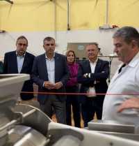 Manuel Domínguez muestra su apoyo al sector sidrero durante su visita a Valleseco