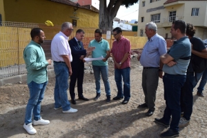 La VIII Travesía a Nado de Sardina triunfa con más de 200 nadadores