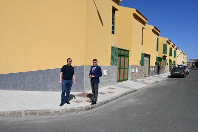 El alcalde de Gáldar visita la renovación de las aceras de la Urbanización de Taya