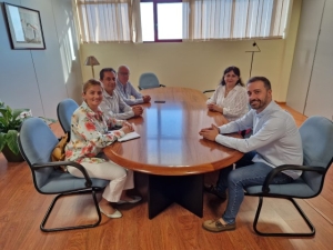 El alcalde da la bienvenida a la ciudad a los miembros de Rotary Club