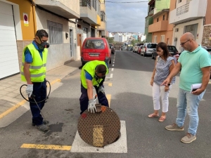 Sanidad avanza en la desinsectación y desratización de la red de alcantarillado con una intervención en Lomo Cementerio