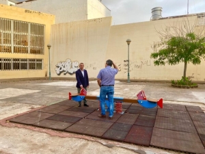 El Ayuntamiento inicia las obras de remodelación del parque infantil de El Cascajo, en Jinámar