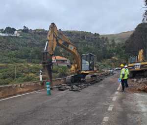 La obra para reconstruir los muros de la subida a Hoya de Pineda avanza y obliga al cierre definitivo al tráfico de la GC-220 a la altura de Los Silos a partir de este lunes 16 de junio