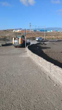 Limpieza Viaria retira la arena acumulada en el paseo de la playa La Restinga como consecuencia del fuerte viento reciente