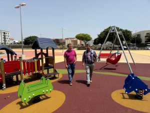 Parques y Jardines cierra parcialmente el parque infantil de La Vega para instalar una vela de sombra