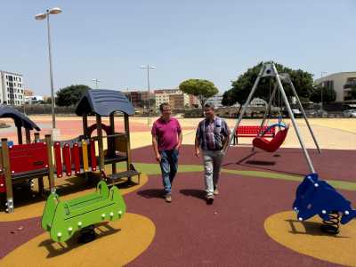 Parques y Jardines cierra parcialmente el parque infantil de La Vega para instalar una vela de sombra