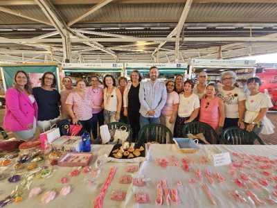 Los lazos rosas inundan el Mercado Municipal por la lucha contra el cáncer de mama