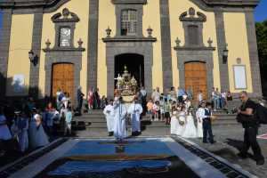 Guía se vuelca con la elaboración de las alfombras del Corpus Christi