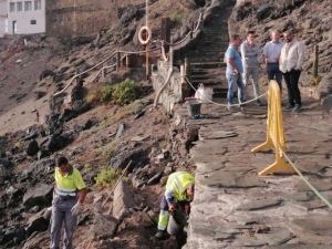 El Ayuntamiento comienza los trabajos de reparación del acceso a la cala de Palos