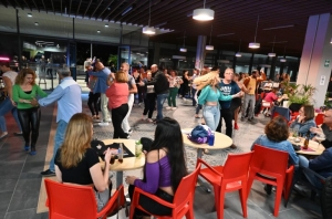 Una Gran Fiesta Latina animó la noche del sábado en el Gastromercado de Guía