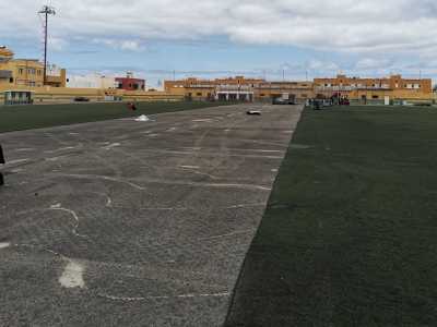 Comienza la colocación del nuevo césped artificial en el Estadio de Barrial