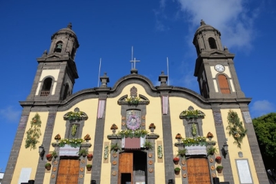 Adorno de la fachada de la iglesia e interior y algunos balcones