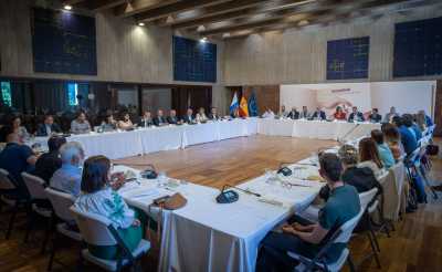 Canarias se une en un “frente sin precedentes” para reclamar al Estado soluciones a la crisis de los menores no acompañados