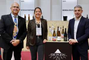 La enóloga canaria Amor López, de la bodega lanzaroteña Erupción, reconocida en BWW con el premio Isabel Mijares
